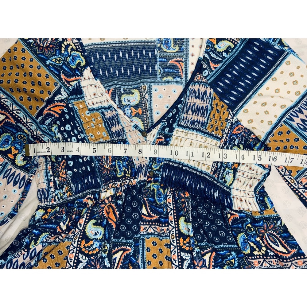 V-neck patchwork print blouse - Picture 8 of 9